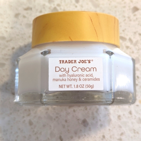 Trader Joe's Day Cream with Hyaluronic Acid, Manuka Honey and Ceramides - Picture 1 of 4